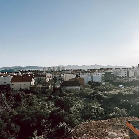 New 2 Bed, 1 Bath In Apartman