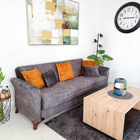 Апартаменты New 2 Bed, 1 Bath In